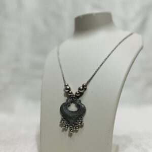 Elegant Fashion Pendant Necklace – Timeless Beauty - Image 2