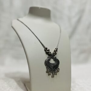Elegant Fashion Pendant Necklace – Timeless Beauty - Image 1