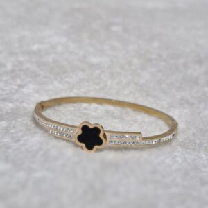 Black Clover Elegance Bracelet – Classic with a Twist - Image 1