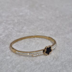 Black Clover Elegance Bracelet – Classic with a Twist - Image 2